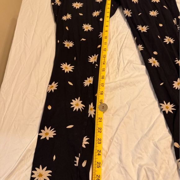 Torrid Daisy Print Pull-On Pants 🌼🖤 - Picture 4 of 6